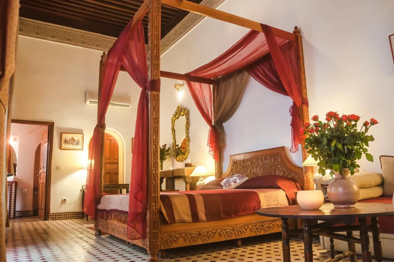 Habitación con cama con dosel — Riad Zamane Fès