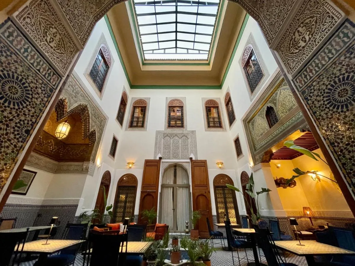 Patio bajo una claraboya — Riad Zamane Fès