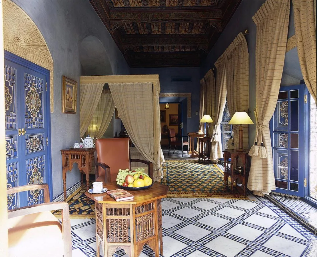 Zimmer mit Himmelbett — Riyad Al Moussika