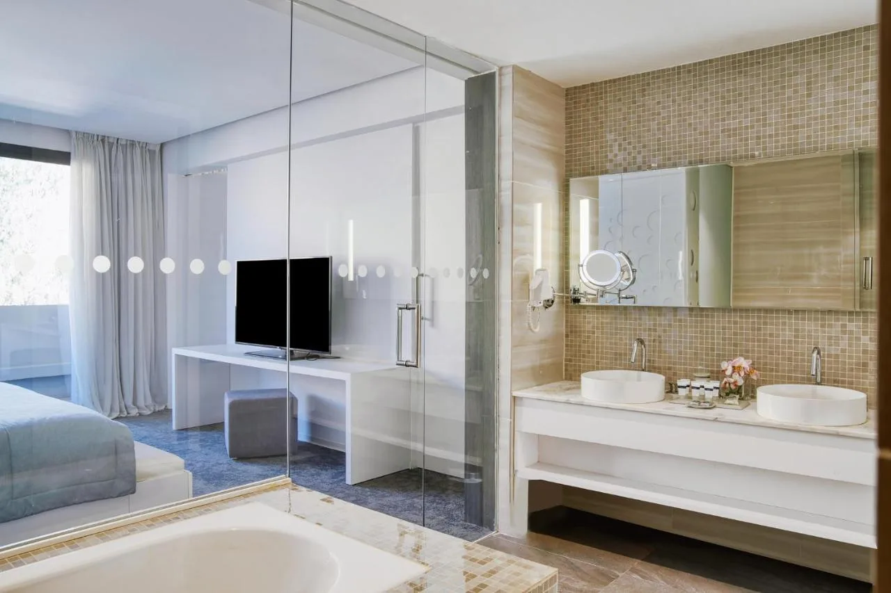 Bagno con vasca — Vichy Thermalia Spa Hôtel