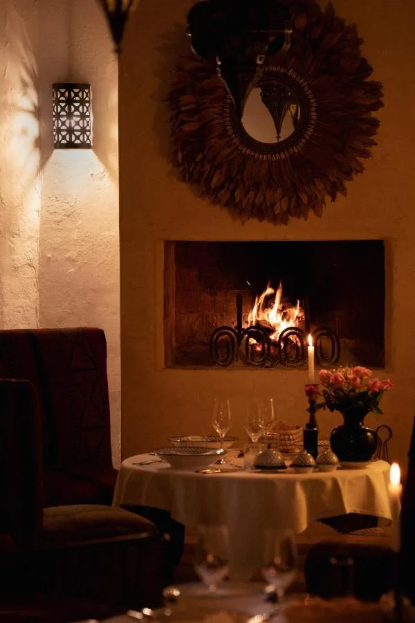 Salotto con camino — Villa Maroc