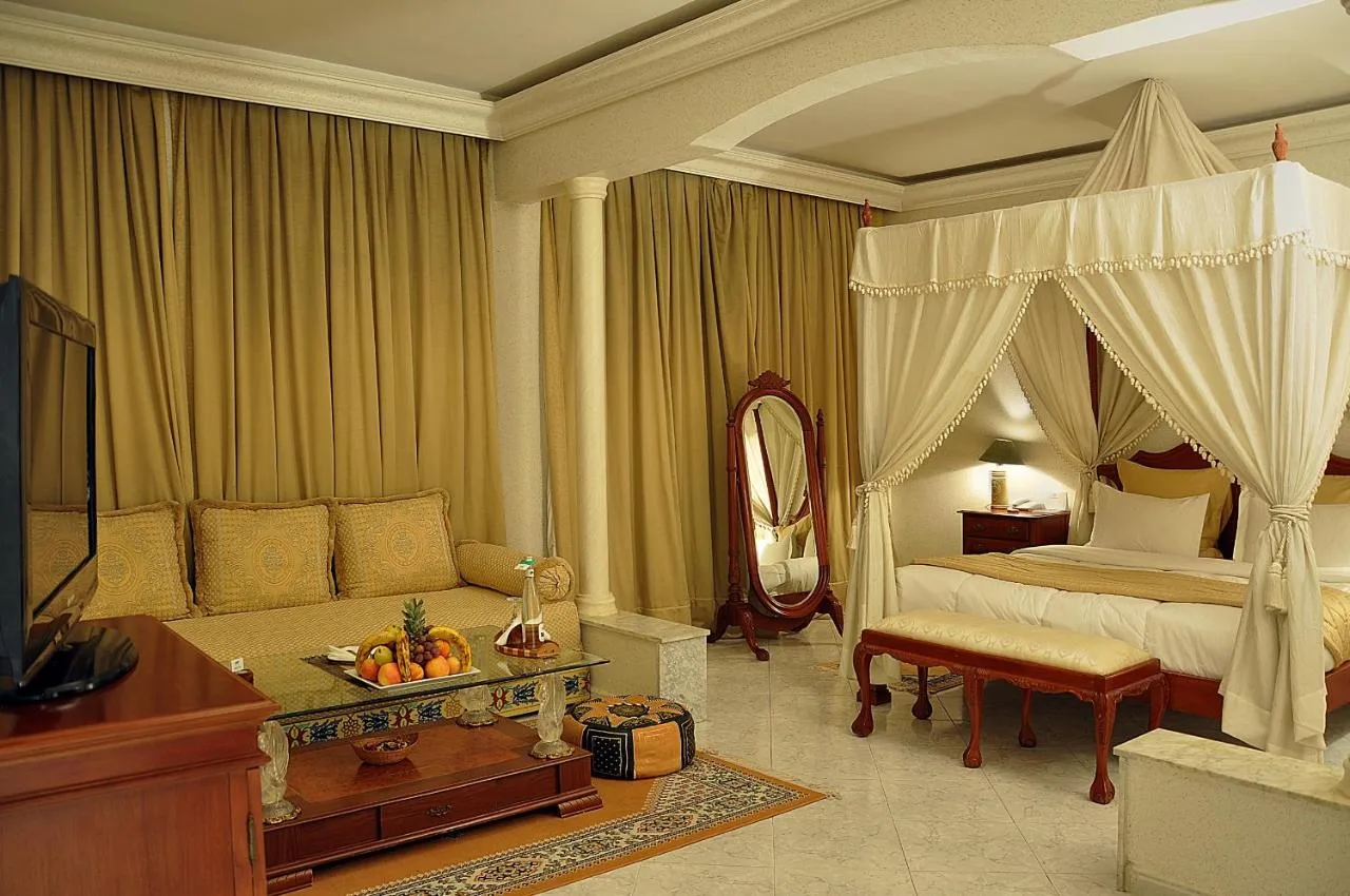 Habitación con cama con dosel — Zalagh Parc Palace