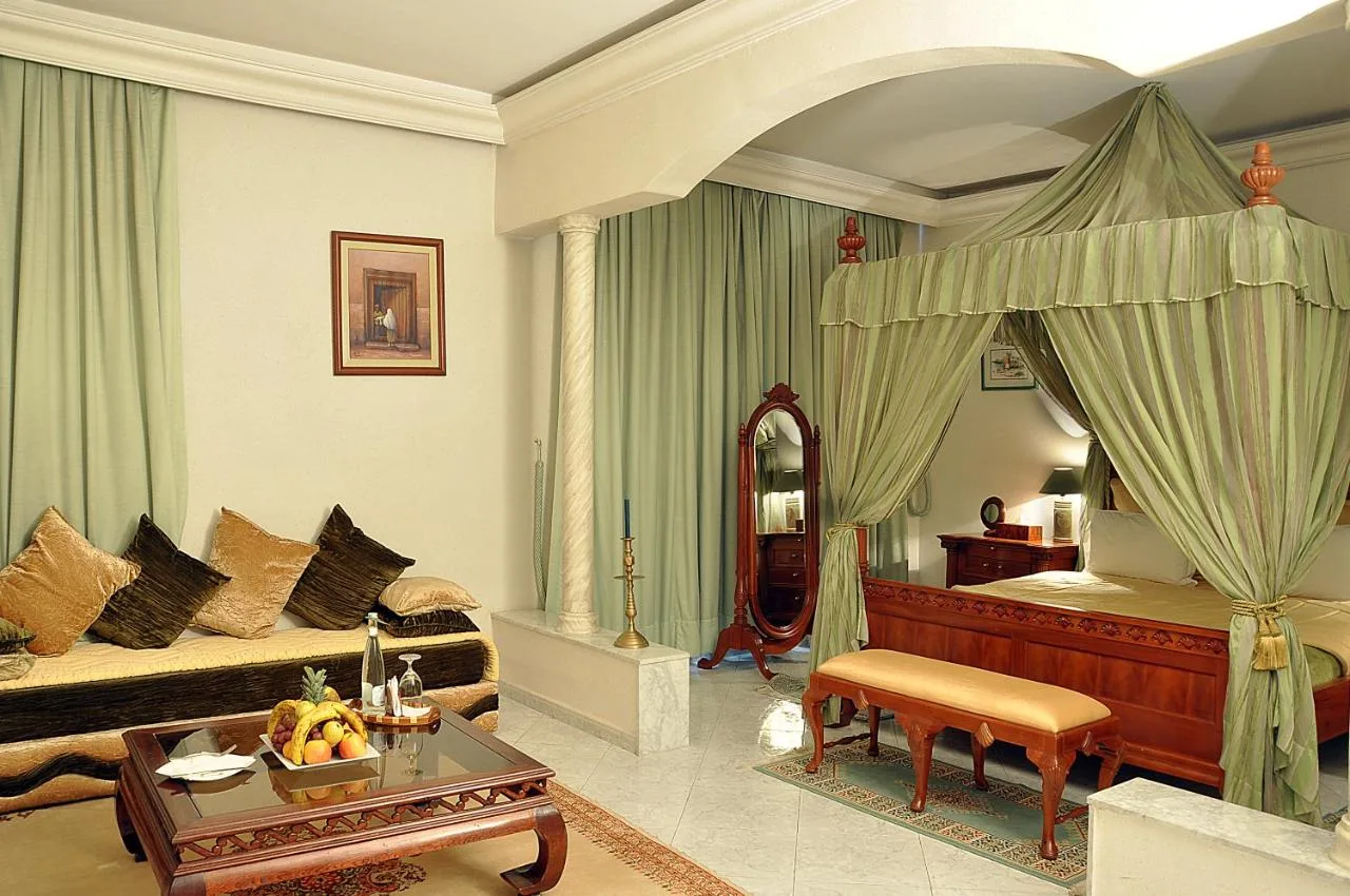 Habitación con cama con dosel — Zalagh Parc Palace