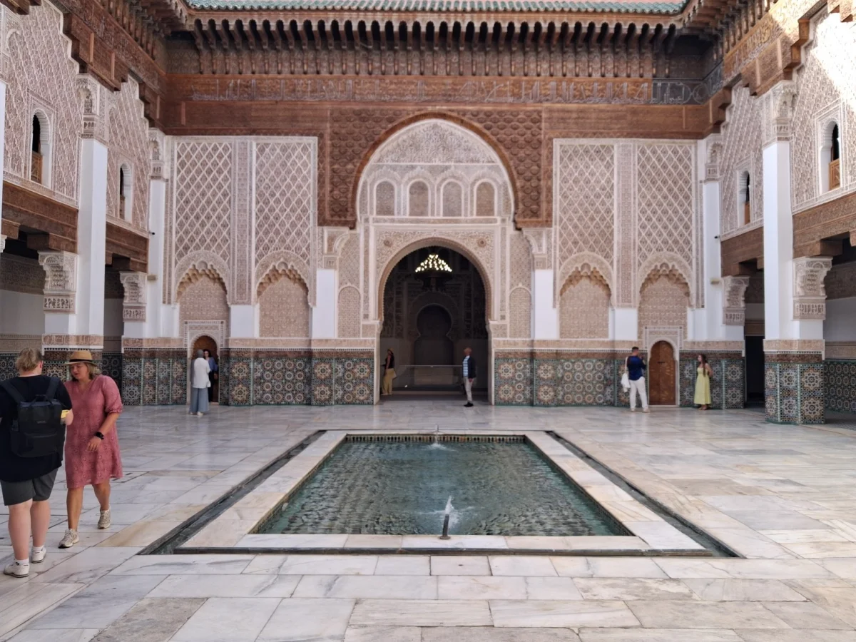Cour centrale et bassin de la Médersa Ben Youssef à Marrakech