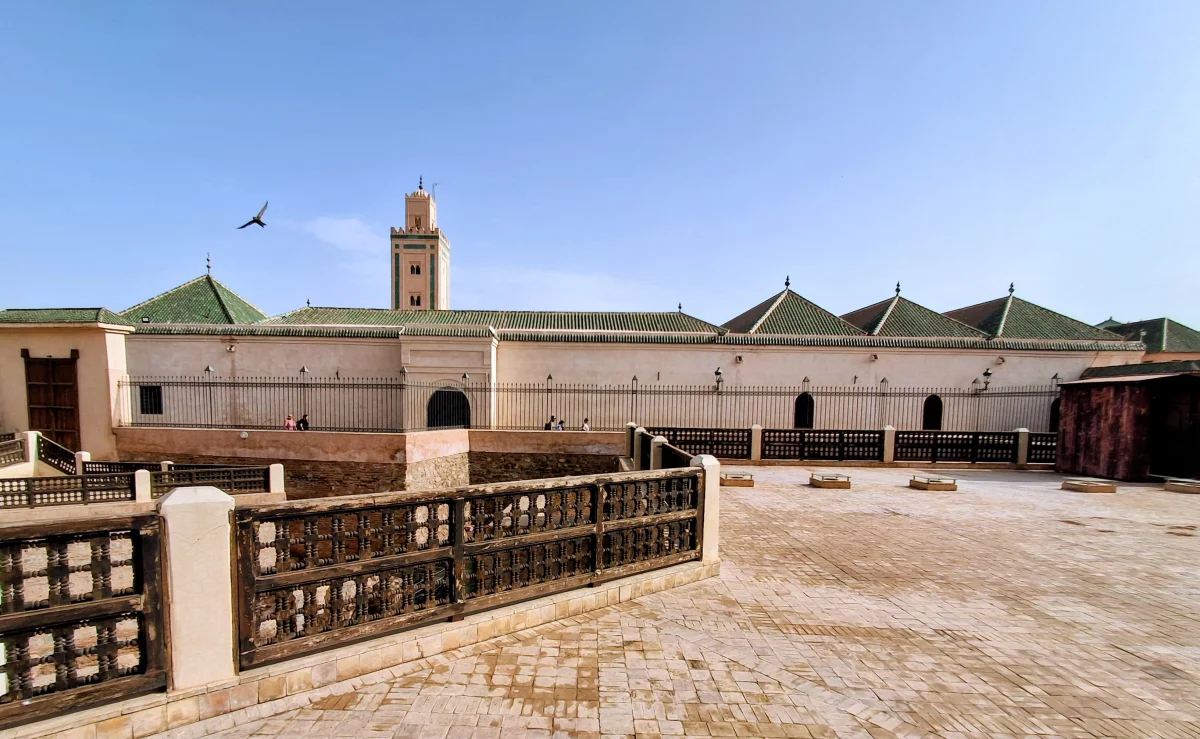 Esplanade de la Coupole Almoravide avec le minaret de la mosquée Ben Youssef