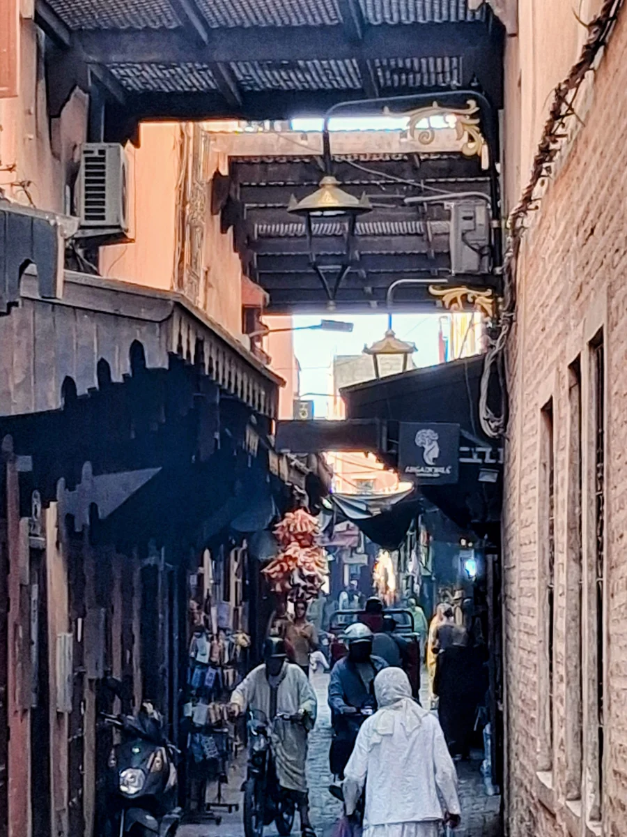 Gasse in der Medina von Marrakesch auf dem Weg zum Bahia-Palast