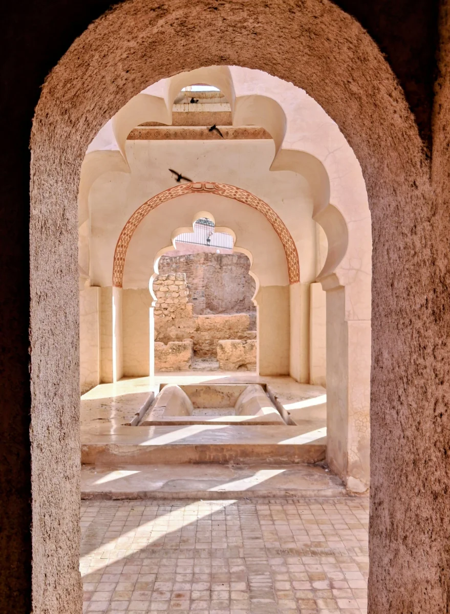 Innenraum der Almoraviden-Qubba in Marrakesch mit ihrem historischen Wasserbecken