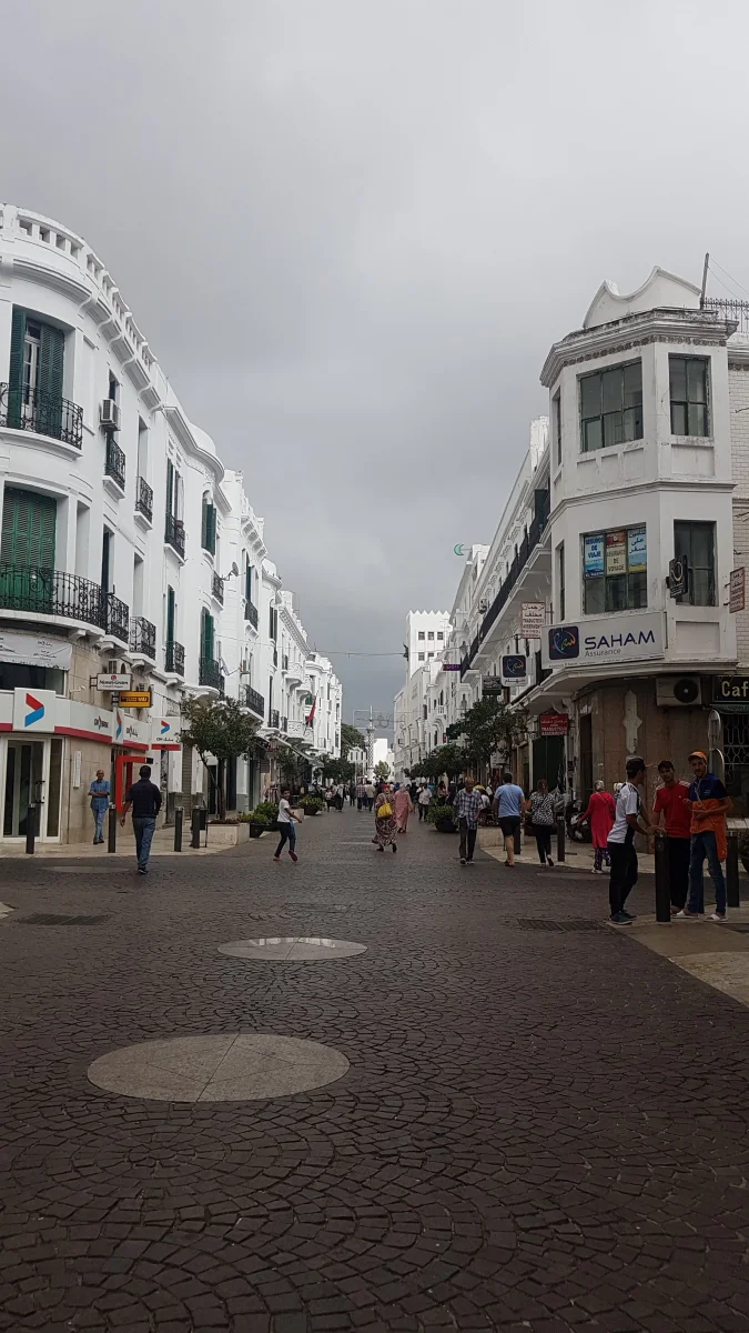 Fußgängerstraße im Zentrum von Tétouan, gesäumt von weißen Gebäuden