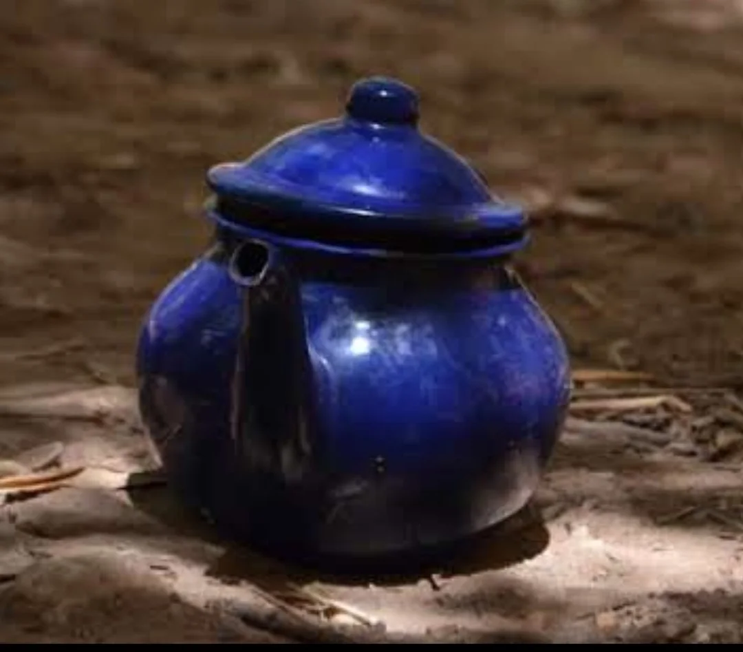 Tetera marroquí azul utilizada para preparar el tradicional té a la menta