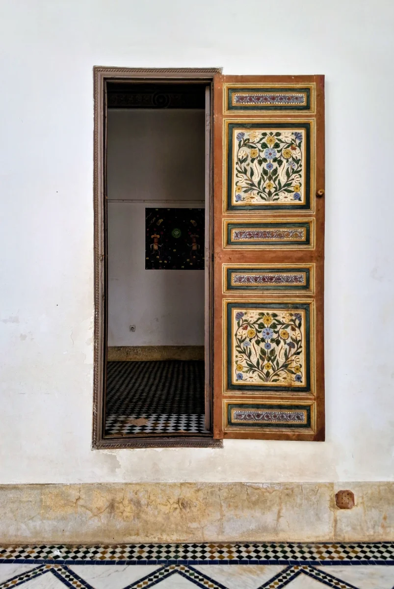 Traditionelle marokkanische bemalte HolztĂŒr mit floralen Motiven