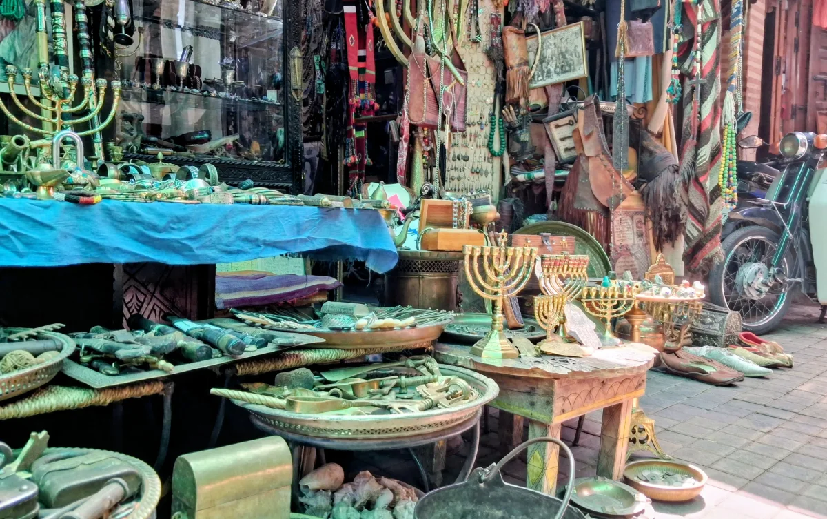 Étal d'artisanat marocain dans le quartier du Mellah à Marrakech