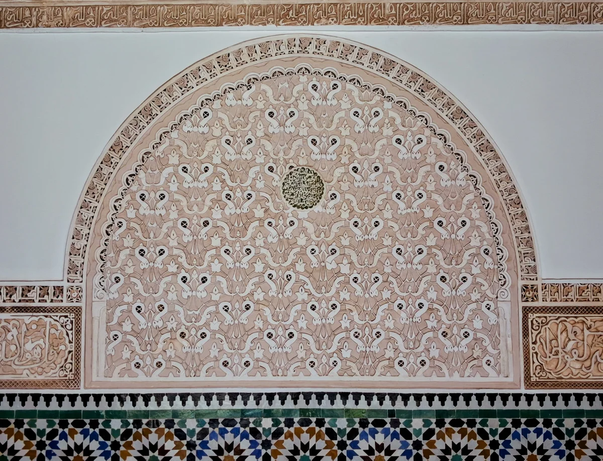 Décor mural en stuc sculpté aux motifs géométriques et floraux à Marrakech