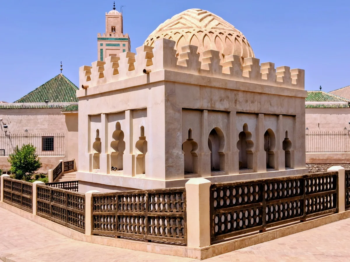Außenansicht der Almoraviden-Qubba, eines der ältesten erhaltenen Beispiele almoravidischer Architektur in Marrakesch, mit ihren charakteristischen Bögen.