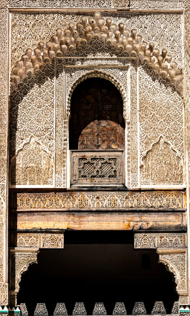 Una vista dettagliata dell'architettura tradizionale marocchina con motivi elaborati
