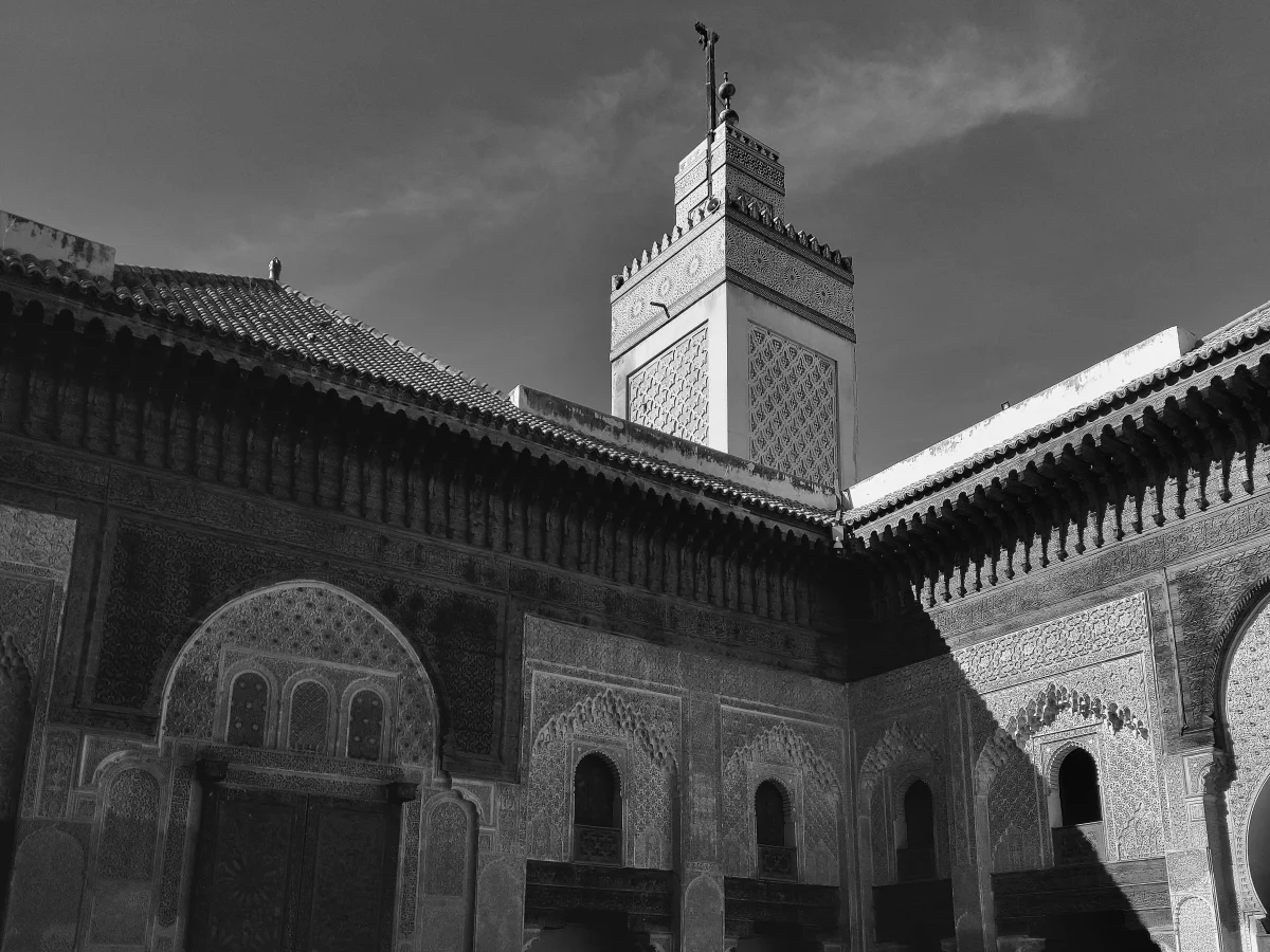 Schwarz-Weiß-Aufnahme einer traditionellen marokkanischen Struktur, Fès. Marokko