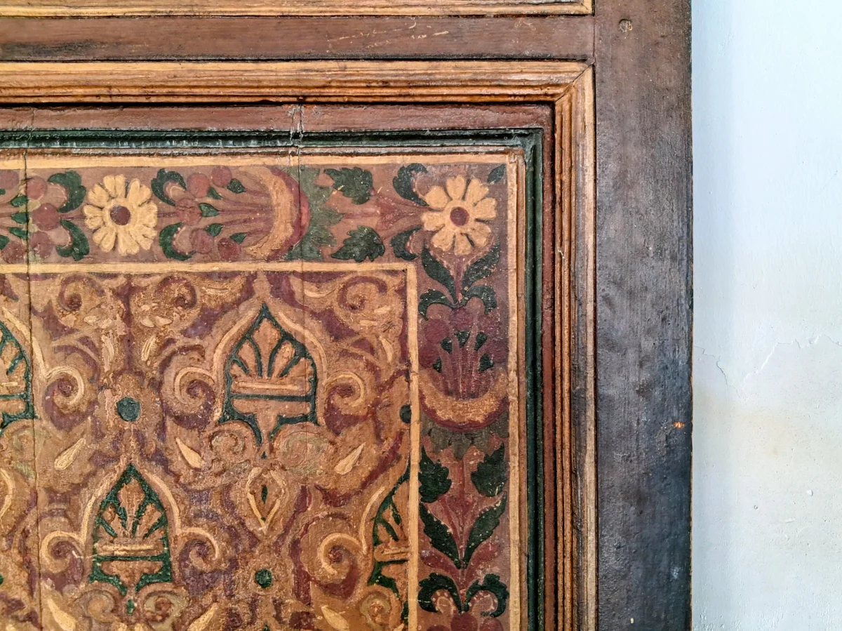 Detail einer traditionellen marokkanischen Bemalung mit floralen Motiven