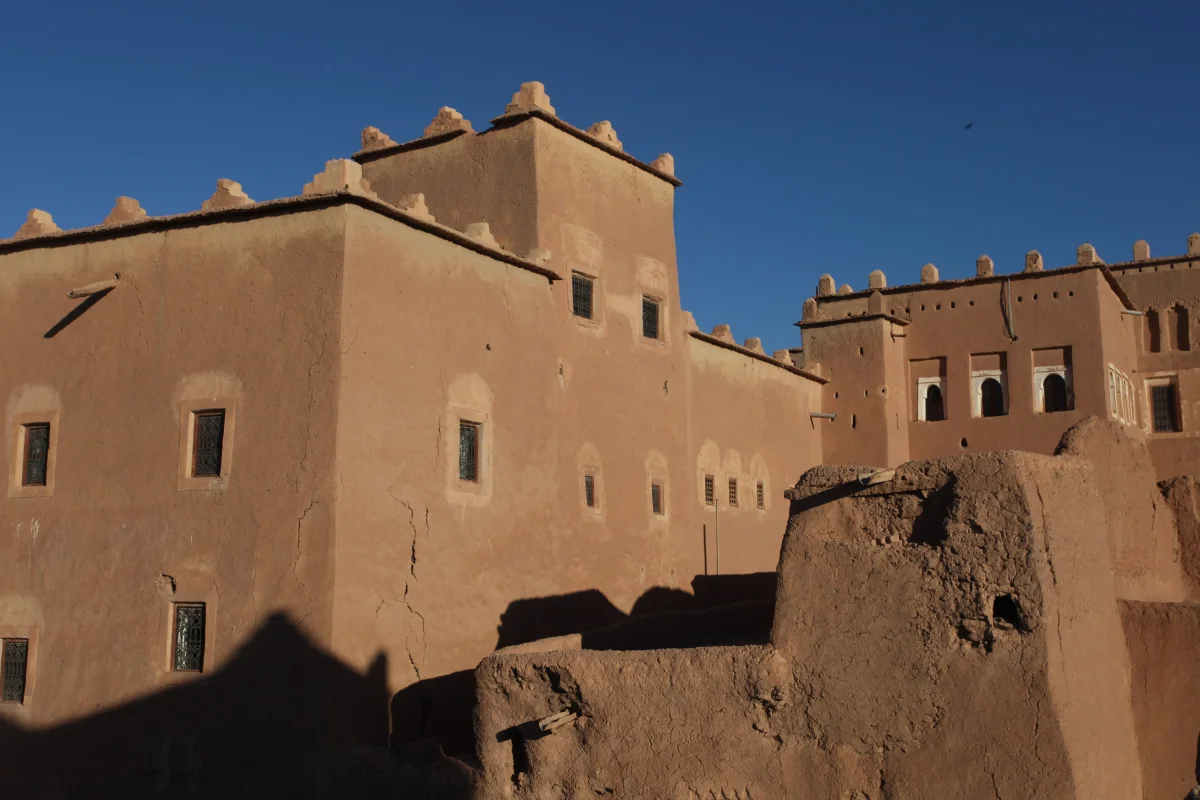 l'architecture historique en adobe de la Kasbah de Taourirt à Ouarzazate, Maroc.