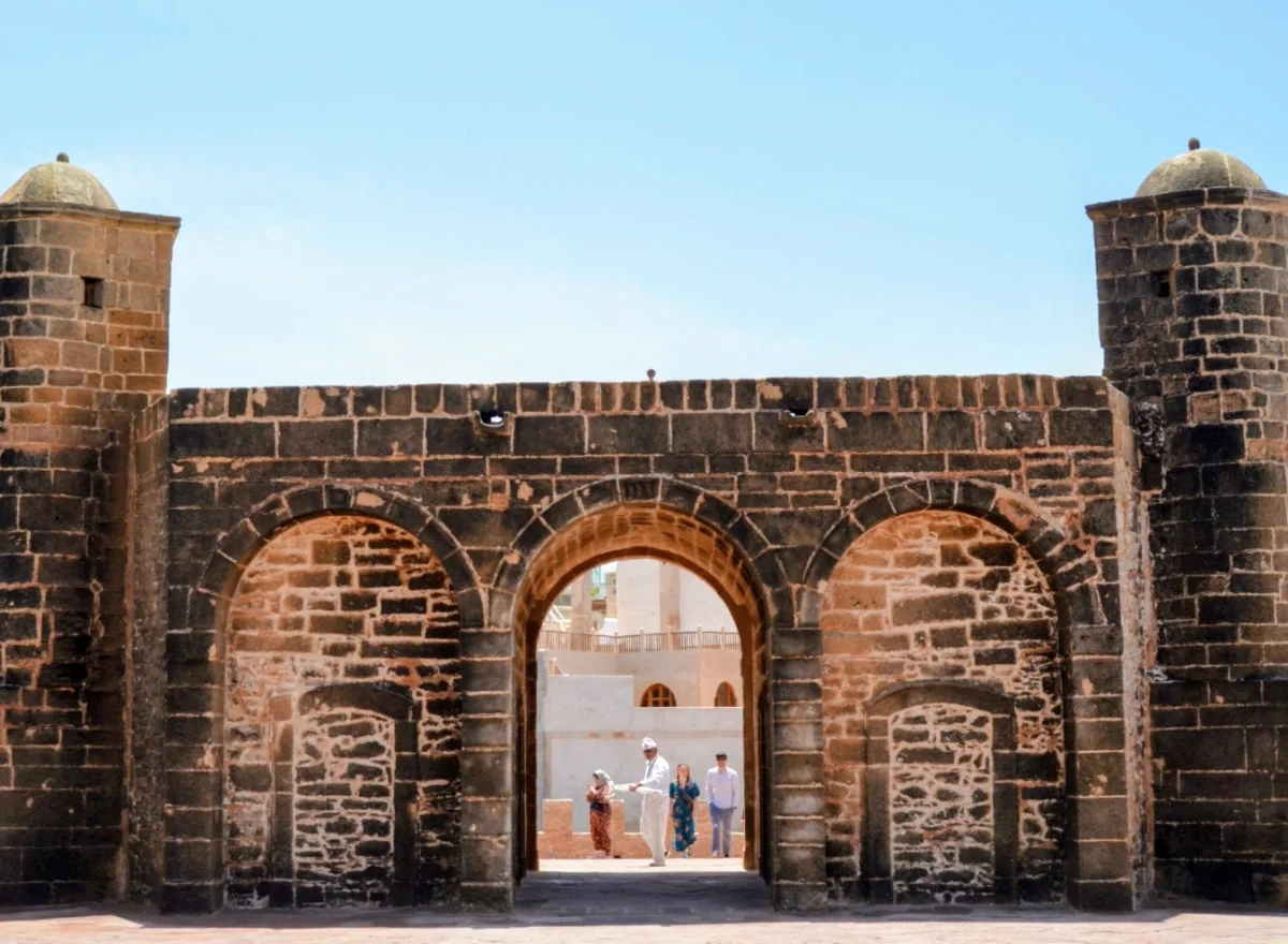 Détail des remparts en pierre et des arches de la Sqala de la Kasbah à Essaouira.