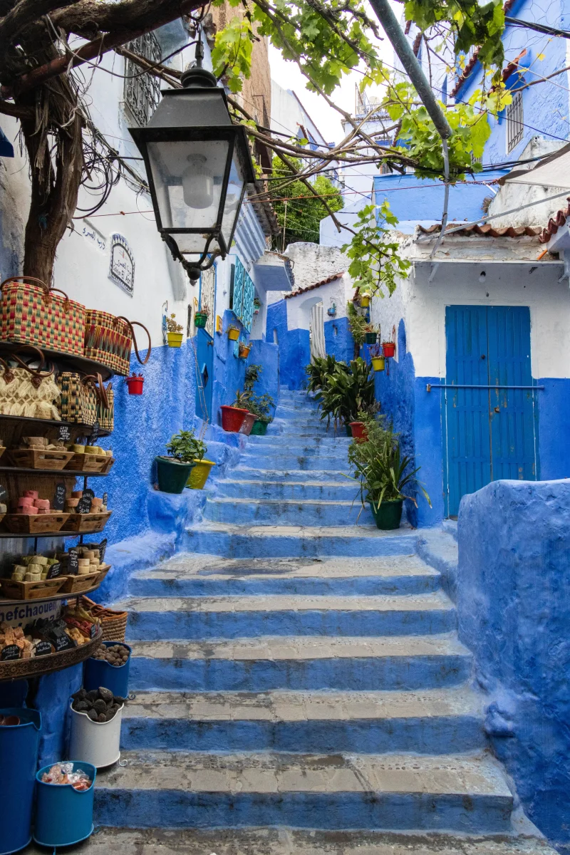 Blaue Gasse in der Medina von Chefchaouen im Rif-Gebirge.