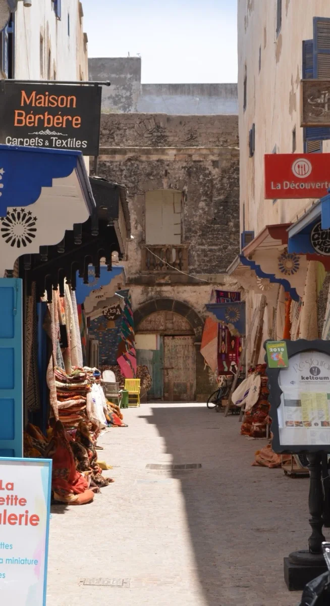 Gasse in der Medina von Essaouira mit Geschäften und traditionellem marokkanischem Handwerk.