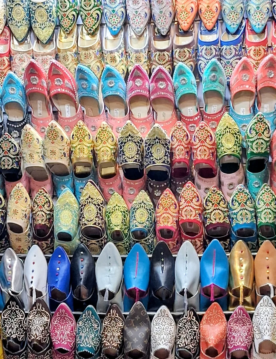 Babouches artisanales colorées exposées dans les souks de Marrakech.