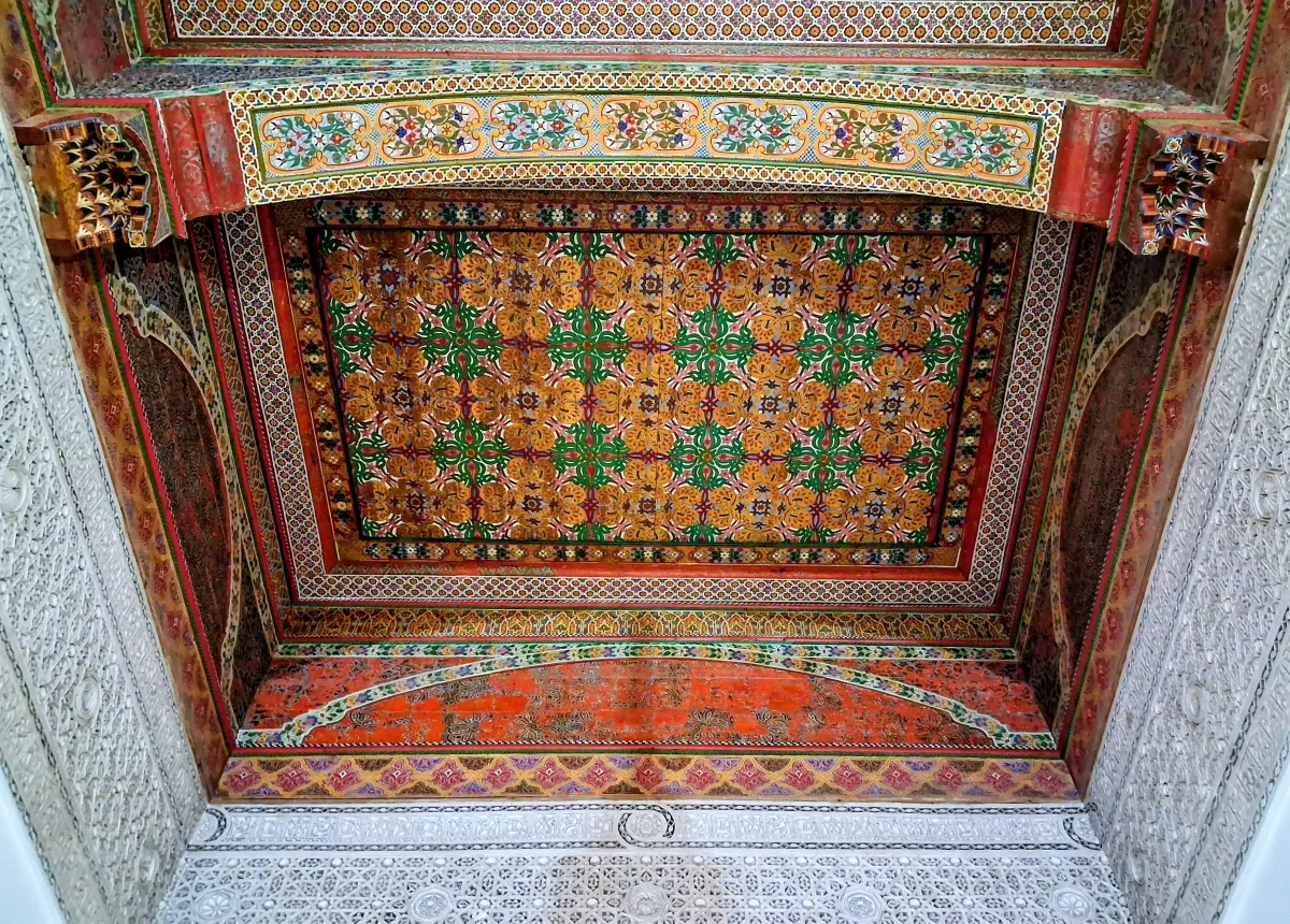 Bemalte Holzdecke mit floralen und geometrischen Motiven im Bahia-Palast in Marrakesch.