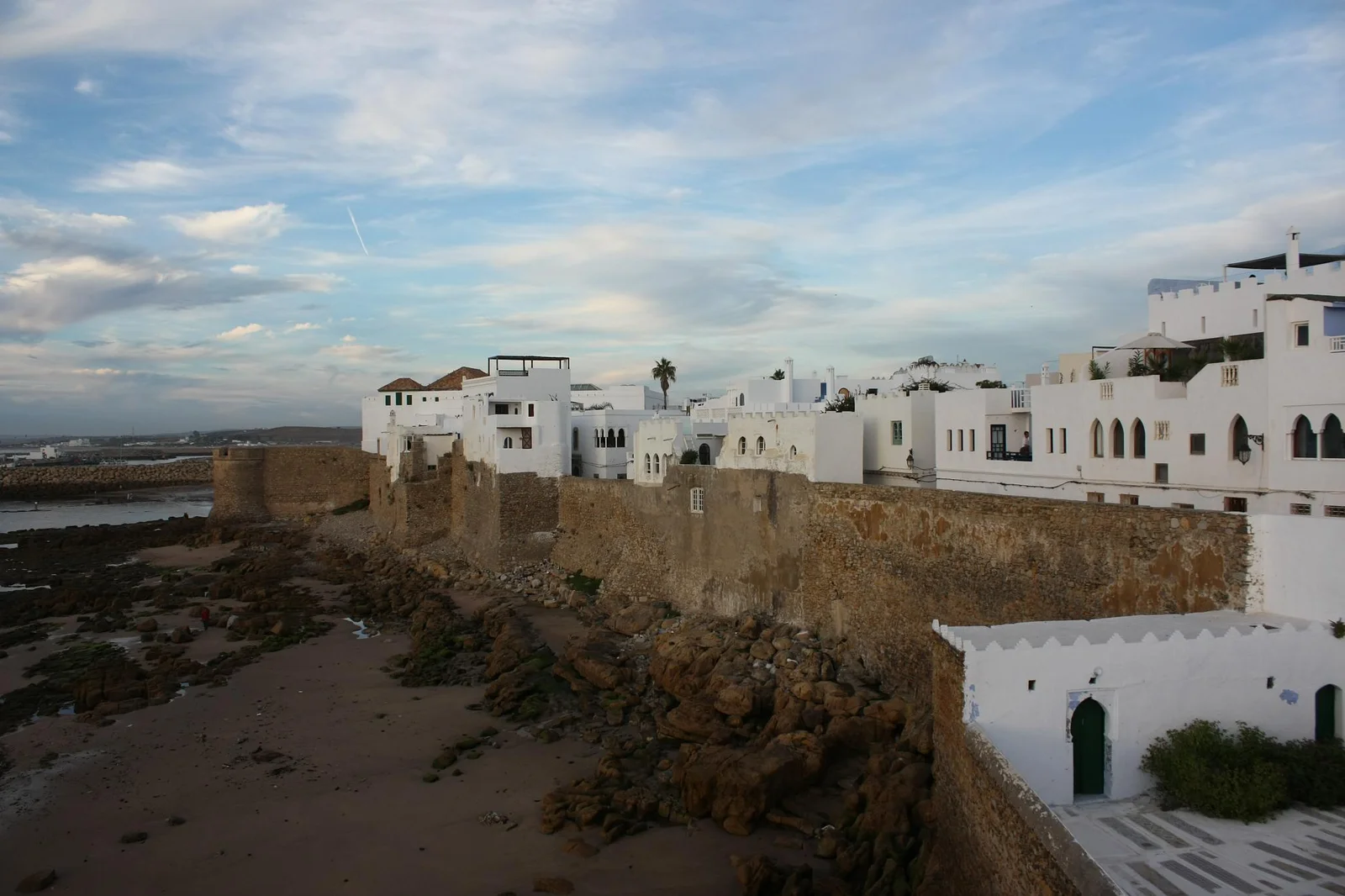 Straße der Medina von Asilah mit Street-Art-Fresken und portugiesischen Stadtmauern aus dem 16. Jahrhundert