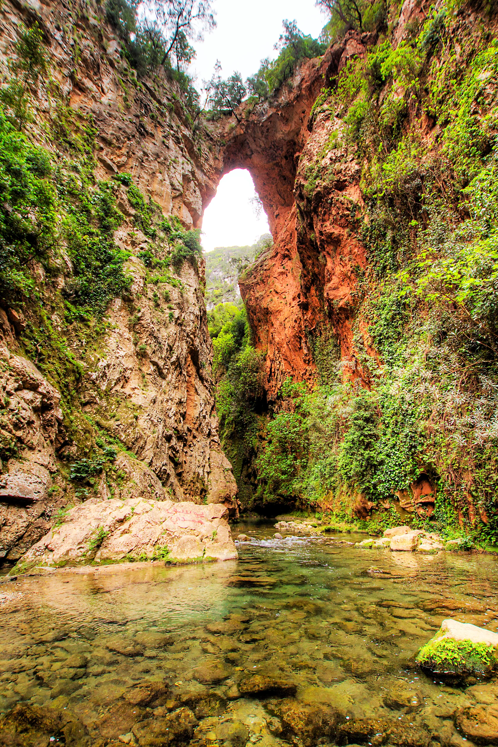 Natürlicher Bogen der Brücke Gottes in Akchour, nahe Chefchaouen, geformt durch Erosion