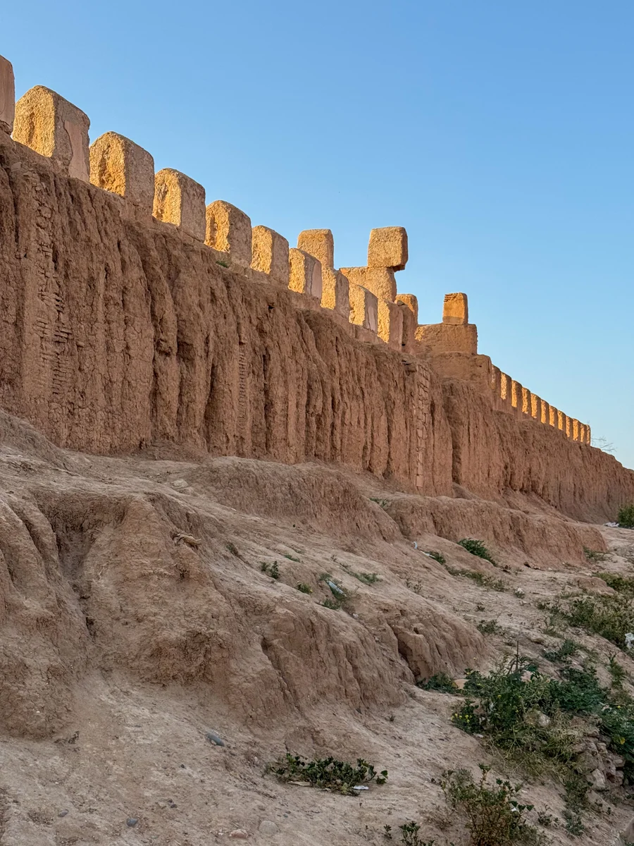 Alte Lehmziegelmauer von Taroudant in Marokko.