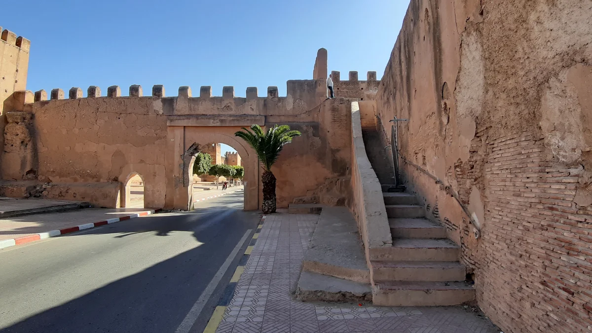 Blick auf die historischen Stadtmauern von Taroudant und eines ihrer wichtigsten Zugangstore.